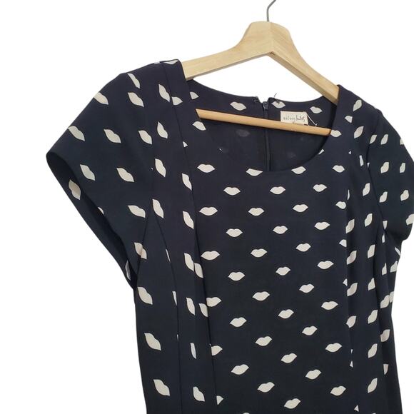 Maison Jules | Lip Kiss Print Cap Sleeve Structured Silhouette Dress - Picture 2 of 7